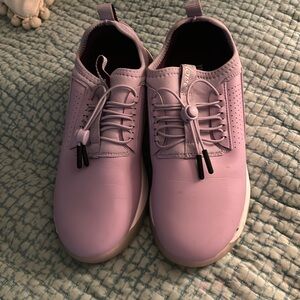 New Cloves tennis shoes. Size 7 1/2. Light orchid. .